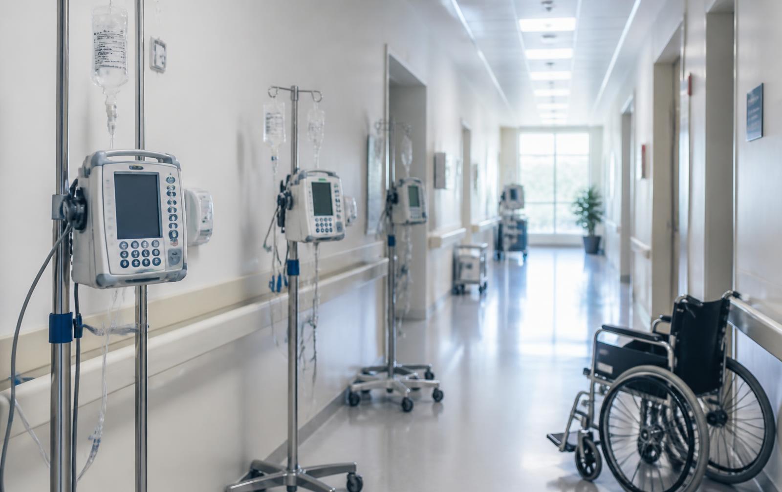 Bombas de infusión y equipo clínico móvil en un pasillo hospitalario