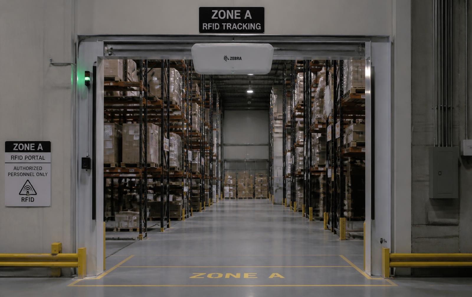 Portal de lectura en la entrada de una zona operativa con racks y activos